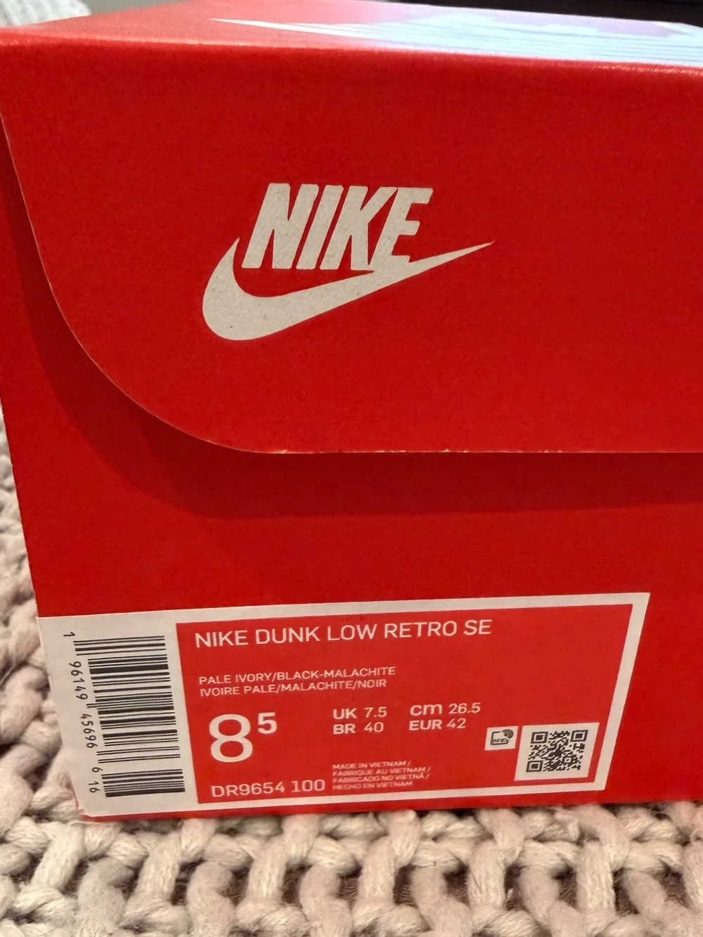 Nike White and Green Dunk-Style Low Tops